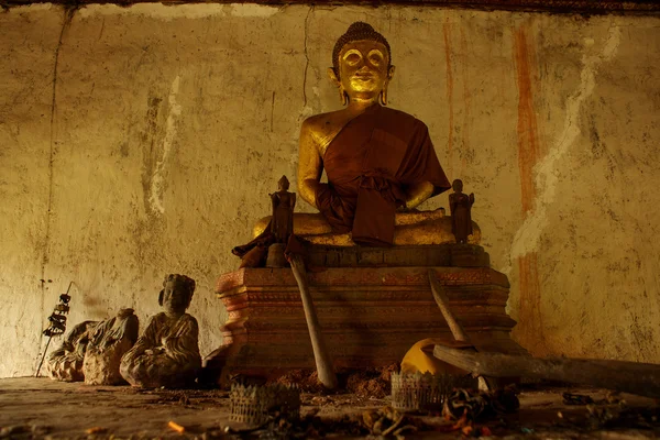 Bhudda χρυσό άγαλμα σε Bhuddist Wat Chom Phet (ναός του λόφου) στο Luang P — Φωτογραφία Αρχείου