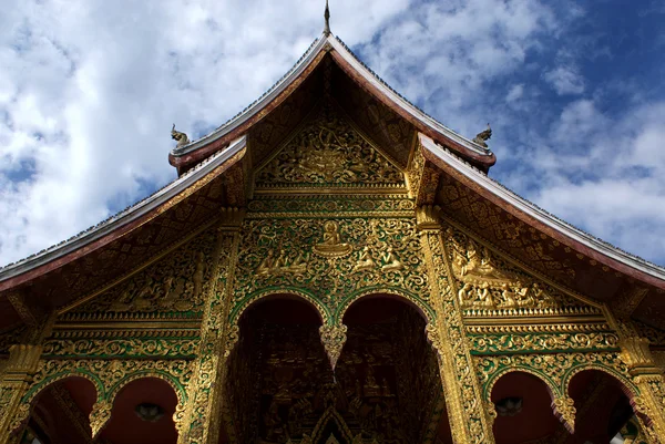 Entrada decorada en oro del templo real de Luang Prabang - Laos — Foto de Stock