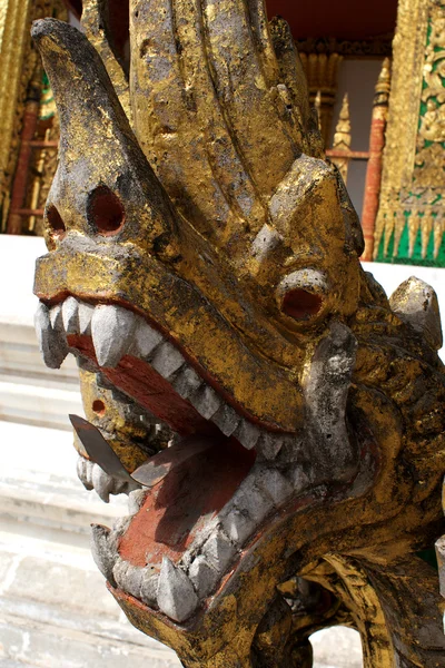 在 lua 中的皇家寺庙入口处的一条蛇的金色装饰的头 — 图库照片