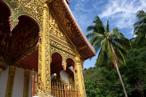 Entrada decorada en oro del templo real de Luang Prabang - Laos —  Fotos de Stock