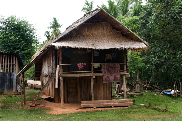 Bambus dom w Laosie wieś - luang prabang - sanouk — Zdjęcie stockowe