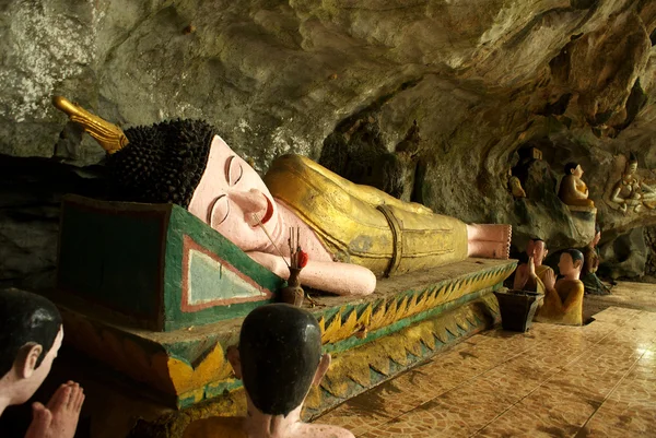 Abnehmender Nirwana-Buddha in einer Höhle bei Vang Veng - Laos — Stockfoto