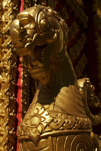 Goldene Drachendekorationen in einem Tempel in Vientiane - laos — Stockfoto