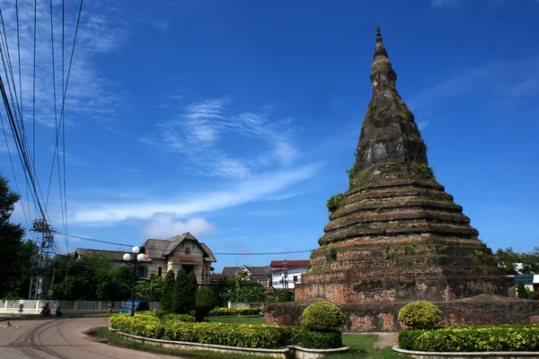 Pagoda e antiche case coloniali francesi a Vientiane - Laos — Foto Stock