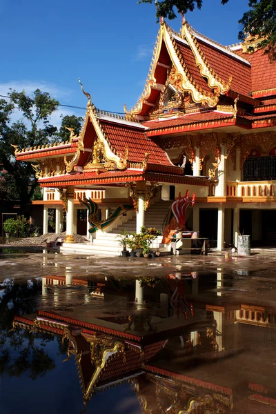 Lao kloster spiegelt sich im wasser in vientiane - laos — Stockfoto