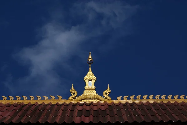 Dach mit goldenen Drachendekorationen in vientiane - laos — Stockfoto