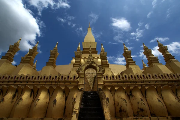 Escadas até o Pha que Luang templo em Vientiane, Laos — Fotografia de Stock