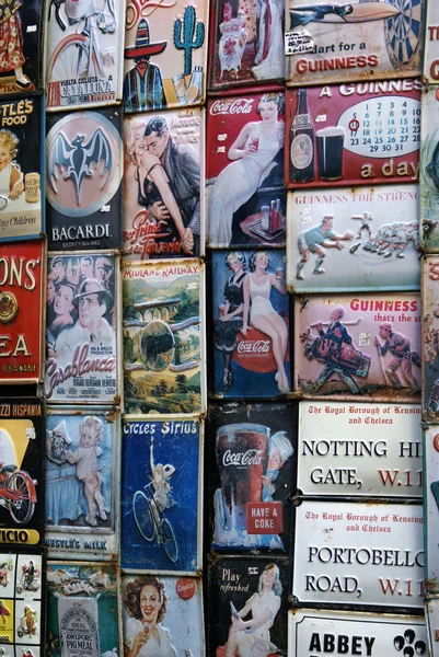 Żeliwne płyty / znaki na sprzedaż w Portobello Road w Londynie - Anglia — Zdjęcie stockowe