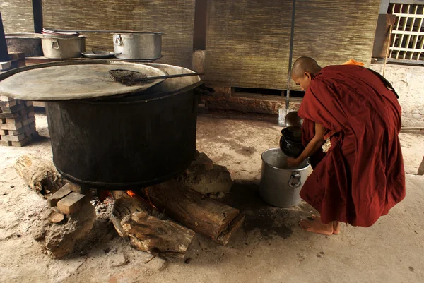 Ein Mönch nimmt Suppe in der Küche des Klosters in Mandalay - myanmar (bu) — Stockfoto