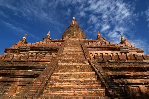 Trappen van een hoge tempel van Bagan in Myanmar (Birma) — Stockfoto