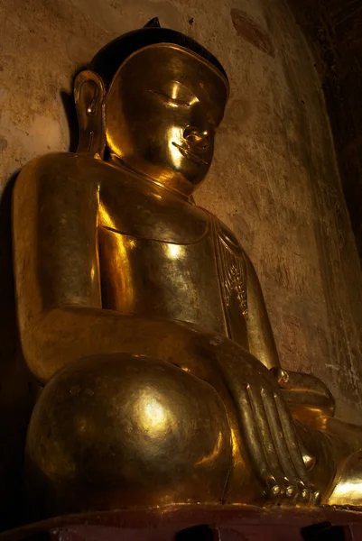 Staty av gyllene buddha i Sulamani Pahto templet i Bagan - Myanmar (Burma) — Stockfoto