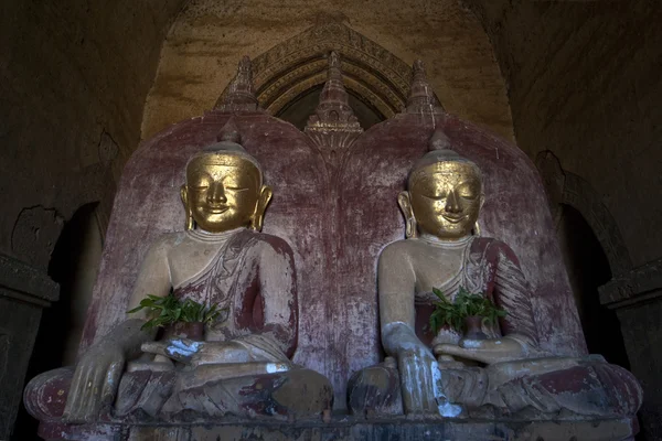 Standbeelden van 2 Boeddha's in Dhammayangyi Pahto tempel in Bagan - Myanmar (Burma — Stockfoto