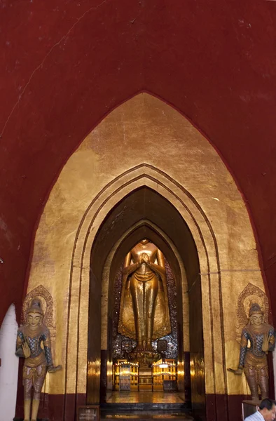 尊金佛像在蒲甘-缅甸 (缅甸阿难 Pahto 寺) — 图库照片