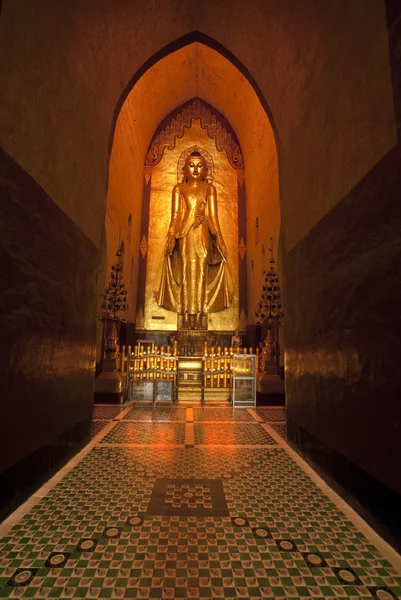 Estátua de buda dourada no templo de Ananda Pahto em Bagan - Mianmar (Birmânia ) — Fotografia de Stock