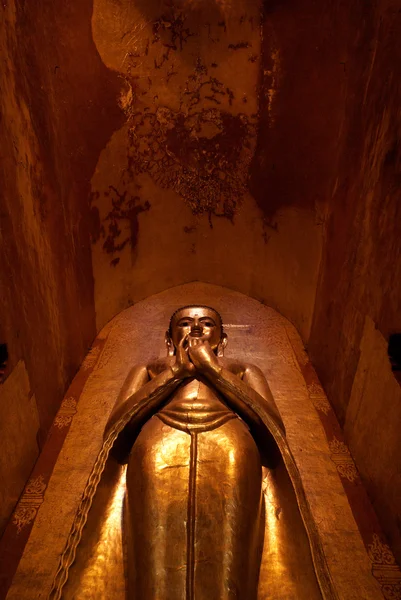 Bagan - Myanmar (Burma Ananda Pahto tapınakta altın buddha heykeli) — Stok fotoğraf
