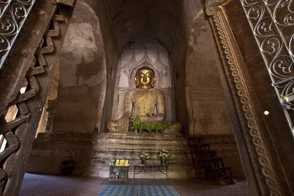 Entrada para o buda dourado de Thatbyunnyu Pahto - O t mais alto de Bagan — Fotografia de Stock