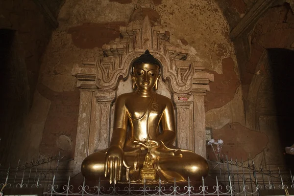 Statua di Budda d'oro nel tempio di Htilominlo Pahto a Bagan - Myanmar (Birmania — Foto Stock