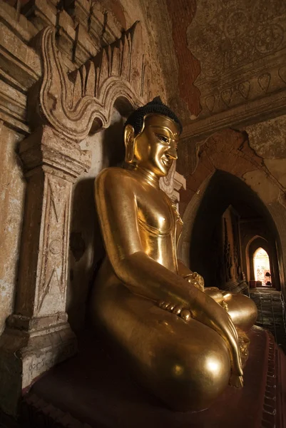 Staty av gyllene buddha i Htilominlo Pahto templet i Bagan - Myanmar (Burm — Stockfoto