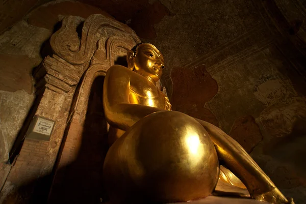 Estátua de buda dourada no templo Htilominlo Pahto em Bagan - Myanmar (Birmânia — Fotografia de Stock