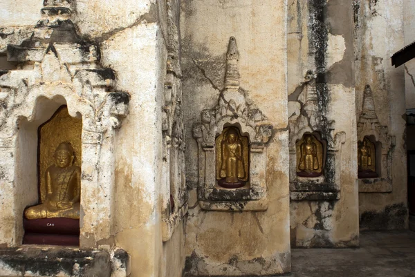 ブッダガヤの大パゴダ (遺跡の壁に黄金の仏像 — ストック写真