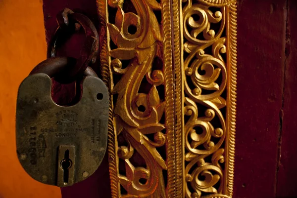 Old English lock on a door in Mahabodhi Paya (archeological site of Bagan - — Stock Photo, Image