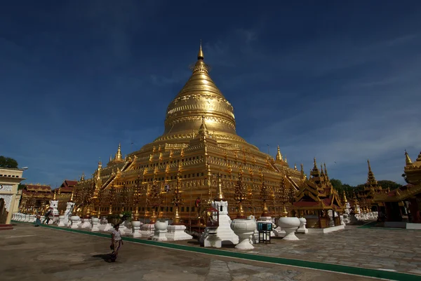 Goldener Tempel schwezigon paya in nyaung u (bagan) - myanmar | burma — Stockfoto