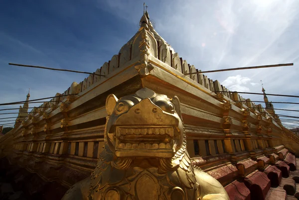 Goldener Tempel schwezigon paya in nyaung u (bagan) - myanmar | burma — Stockfoto