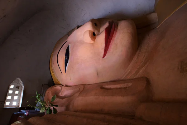 B の manuha パヤ - myinkaba 村 - 遺跡で巨大な仏像 — ストック写真