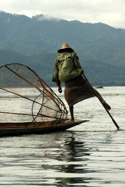 Бирманский рыбак на озере Инле в Мьянме — стоковое фото