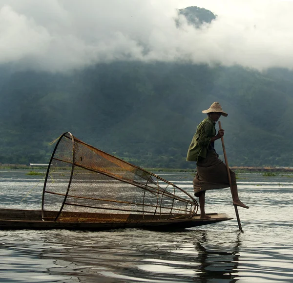 Un pescatore birmano sul lago Inle Birmania — Foto Stock