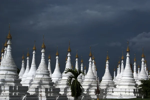 Pagodas blancas de Sandamuni Paya - Mandalay - Myanmar (Birmania ) —  Fotos de Stock
