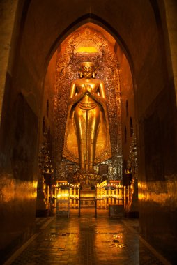 Bagan - Myanmar (Burma Ananda Pahto tapınakta altın buddha heykeli)