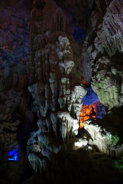 halong Bay Vietnam sürprizlerle Mağarası