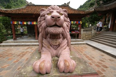 Vietnam parfüm pagoda bir aslan heykeli