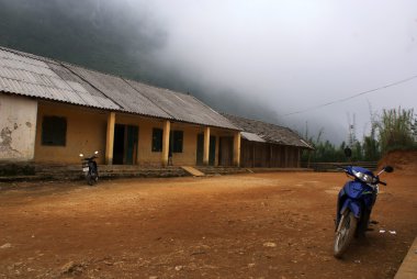 Kuzey Vietnam dağlarda Vietnamlı bir köyde okul: Sapa