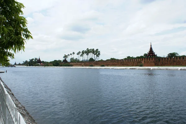 Canal em torno do antigo palácio real em Mandalay - Mianmar (Birmânia ) — Fotografia de Stock