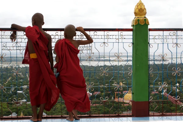 Dos novicios / monjes vigilan Mandalay desde Sagaing Hill - Myanmar (Birmania ) —  Fotos de Stock