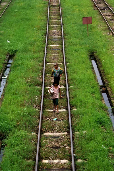 Walking on train tracks in Burma, Myanmar — Stock Photo, Image
