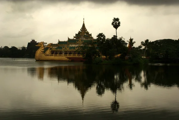 Karaweik hôtel dans le lac de Yangon, Rangoon au Myanmar Birmanie — Photo