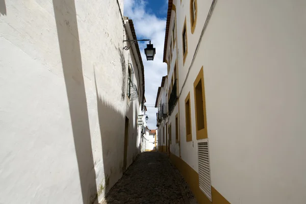 Evora - невеликий вулиці з типовими білими будинками в Португалії — стокове фото