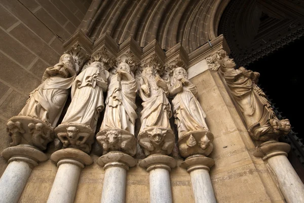 Estatuas de apóstoles en la entrada de la Catedral de Se en Evora Portugal —  Fotos de Stock