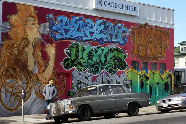 Muurschildering met oude auto in berkeley - Californië — Stockfoto