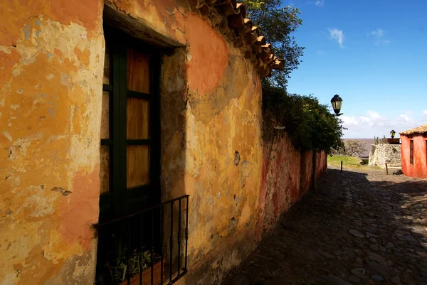 Straße mit alten Häusern in colonia del sacramento - uruguay — Stockfoto