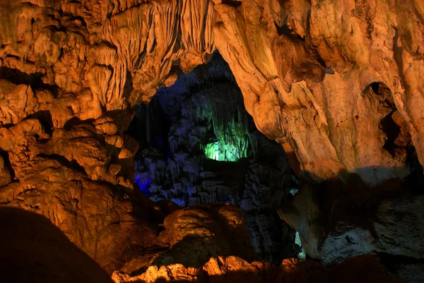 Höhle der Überraschungen in der Halong-Bucht in Vietnam — Stockfoto