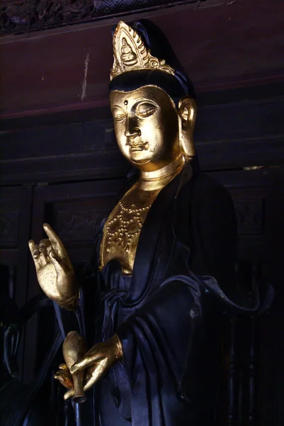 Estátua de Buda preto e dourado no Pagode Perfume no Vietnã — Fotografia de Stock