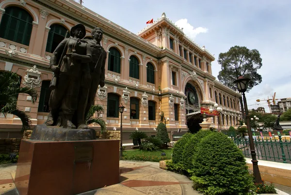 Oude Franse postkantoor in saigon (ho chi minh stad), vietnam — Stockfoto
