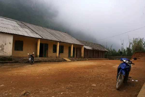 Школа во вьетнамской деревне в горах Северного Вьетнама: Сапа — стоковое фото