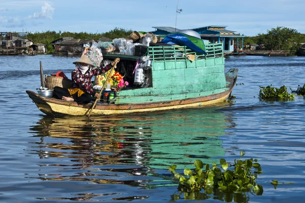 Vendedor vietnamita en un barco en el pueblo flotante de Tonle Sap - Camboya —  Fotos de Stock