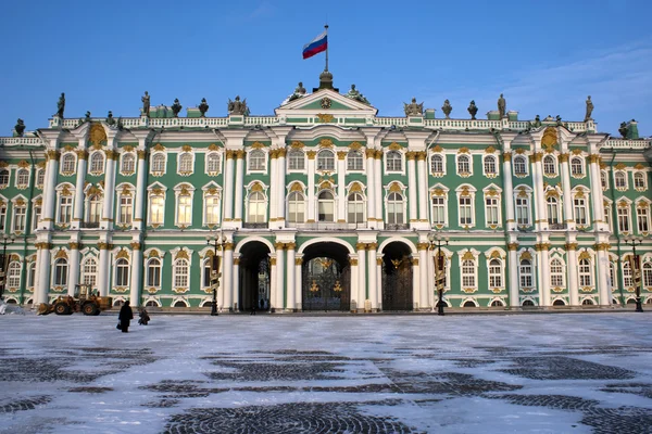 Pałac zimowy (The Hermitage Museum) w Sankt Petersburgu w zimie — Zdjęcie stockowe