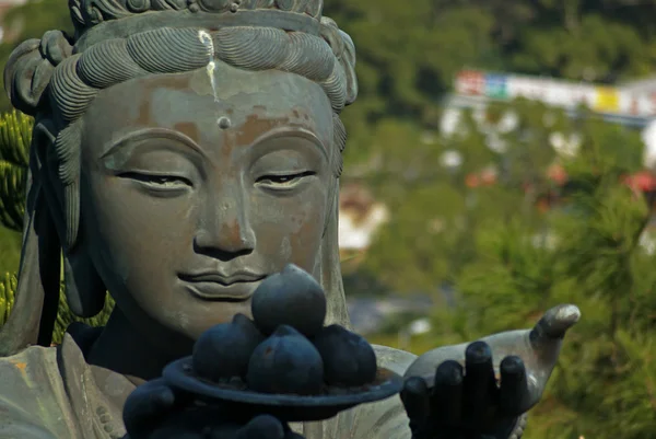 Boeddhistische standbeeld prees aan de tian tan Boeddha in hong kong — Stockfoto